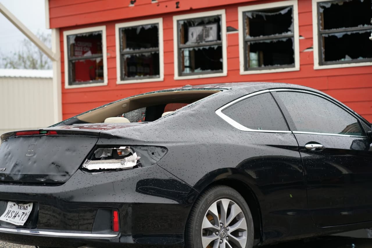 El
<a href="https://twitter.com/NWSSanAntonio/status/1408113131520417794" target="_blank">Comité Estatal de Extremos del Clima</a> se reunió en mayo y confirmó que el granizo estableció nuevos récords para el estado de Texas en las siguientes categorías:
<br>
<br>Volumen: 40.239 pulgadas cúbicas
<br>Circunferencia: 19,73 pulgadas
<br>Diámetro: 6.416 pulgadas
<br>Peso: 1,26 libras
<br>