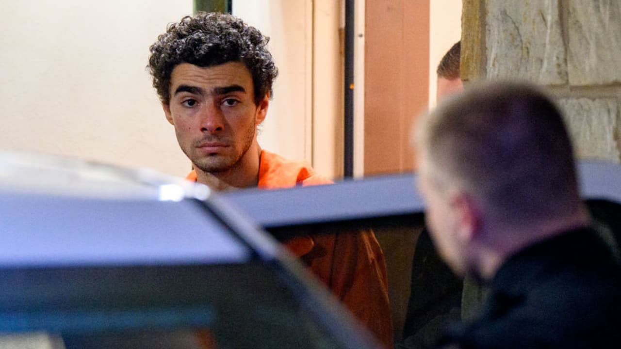 Fiscalía de Manhattan presenta cargos de asesinato y terrorismo contra Luigi Mangione
