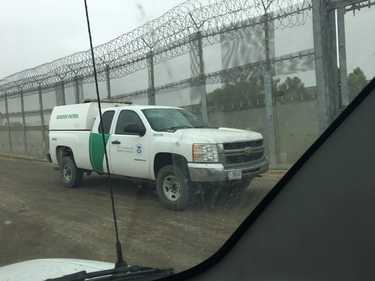 A lo largo de esa franja hay vehículos de la Patrulla Fronteriza estacionados.