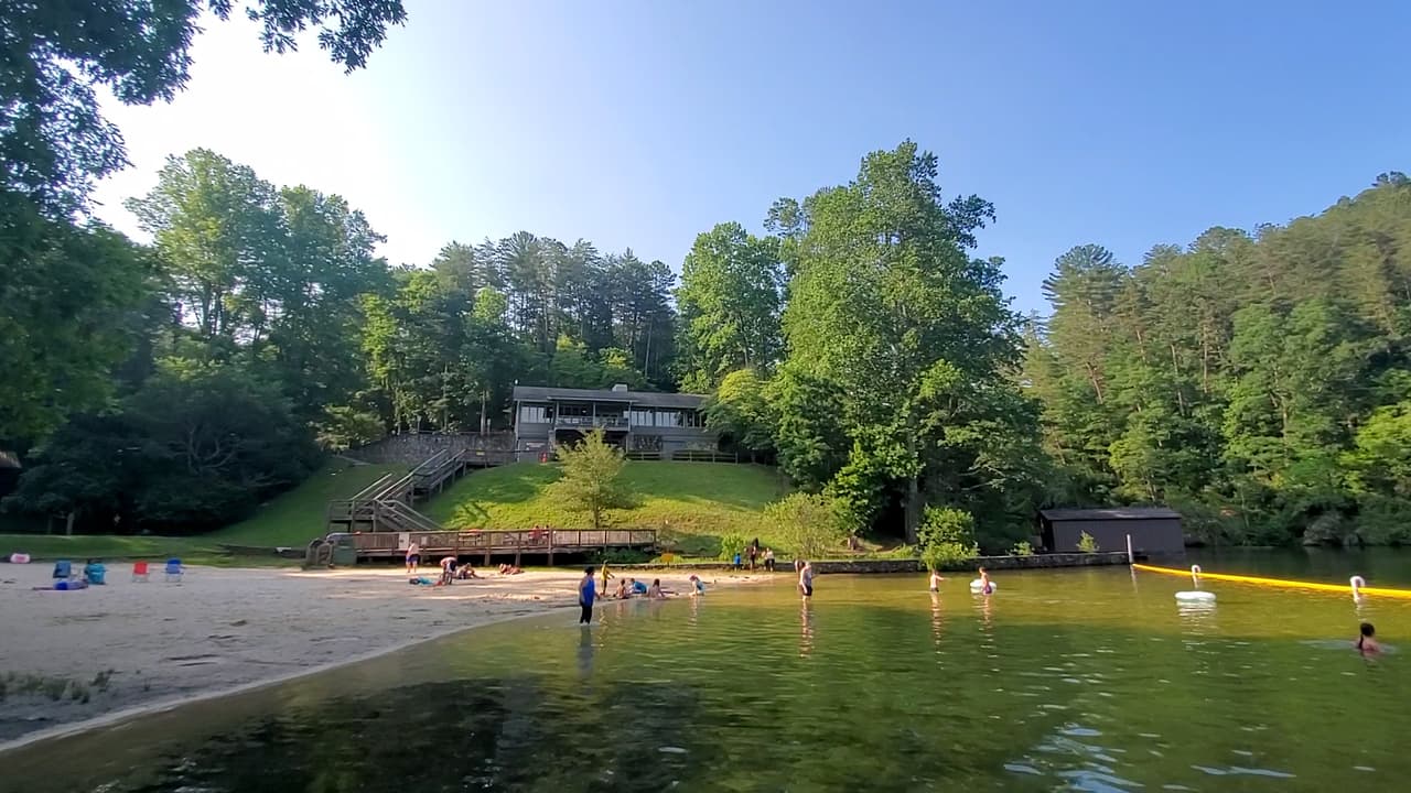 El lago también cuenta con una playa de agua dulce que sirve para nadar y practicar deportes acuáticos.