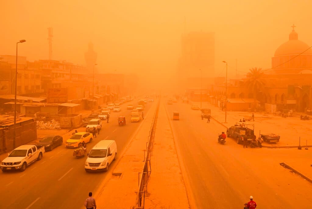 Los expertos culpan a las políticas gubernamentales deficientes, la desertificación y los bajos niveles de agua, así como al 
<a href="https://www.univision.com/noticias/medio-ambiente/cambio-climatico-ahora-nunca-advierte-informe-naciones-unidas">cambio climático</a>, de la frecuencia e intensidad de las recientes tormentas de arena.
<br>