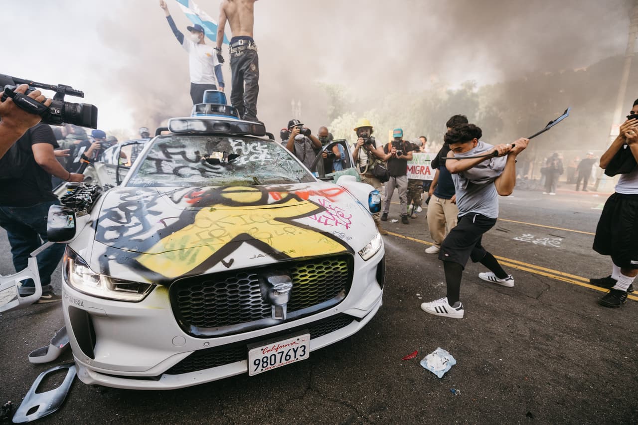 Los vehículos vandalizados e incendiados son del modelo 
<b>Jaguar I-Pace que es completamente eléctrico. </b>
<br>
<br>Tienen una batería de litio de
<b> 90kWh en el piso del carro.</b>
<br>
<br>Durante las protestas, las baterías de dos de los carros explotaron y las de los otros tres se incendiaron. 
<b>La Policía de Los Ángeles advirtió de que la quema de este tipo de baterías podría liberar “gases tóxicos” en el ambiente. </b>
<br>