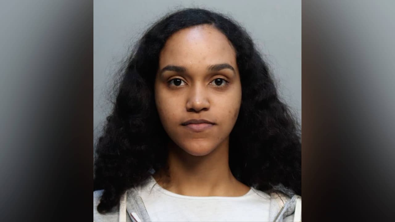 Arrestan a madre acusada de secuestrar a sus hijos de 6 y 4 años