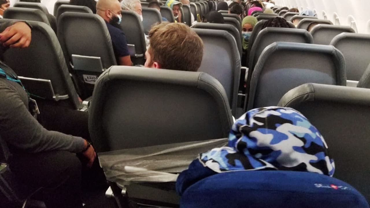 <b>En video: e<b>ste problemático pasajero fue sujetado con cinta a su asiento durante un vuelo por tocamientos indebidos</b></b>
<br>
<br>Maxwell Berry, de Ohio, fue arrestado el sábado por tocar indebidamente a dos mujeres sobrecargos y golpear a otro durante un vuelo de Philadelphia a Miami. Los sobrecargos y pasajeros cercanos optaron por sujetar a Berry a su asiento con cinta y el extensor de un cinturón de seguridad.