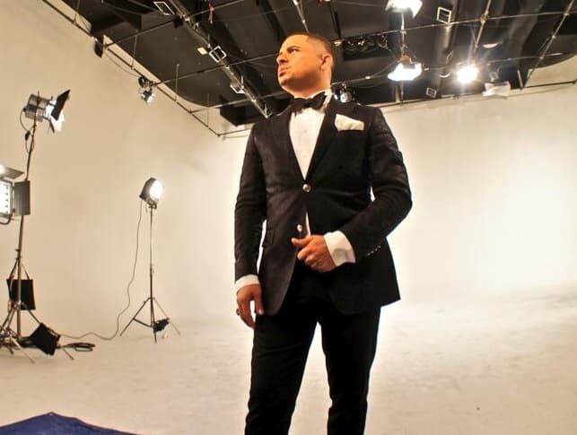 Wow! Larry se tomó muy enserio desde el primer momento eso de ser una gran estrella, por eso siempre posa para las cámaras luciendo tan espectacular.