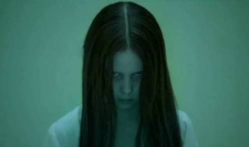 Samara Morgan (Daveigh Chase) es la versión americana de Sadako, el espíritu sediento de venganza en 'The Ring', que recaudó 200 millones de dólares a lo largo de varios meses de exhibición, en 2002.
