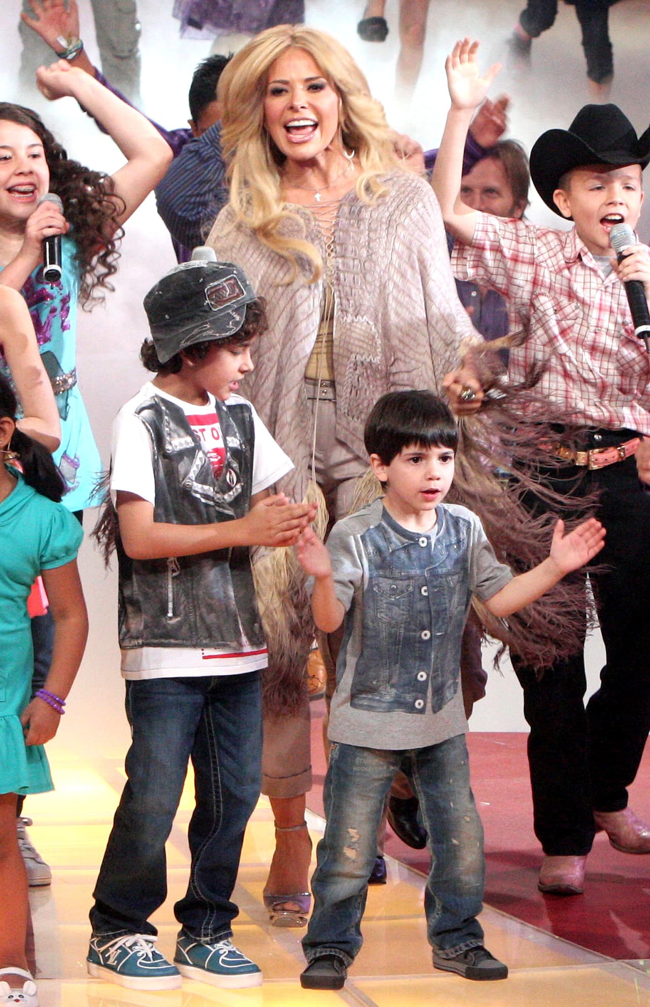 Trevi ha sido una rebelde joven toda su vida, excepto con sus niños, que sacan lo mejor de ella. Aquí en el programa 
<i>Pequeños gigantes, </i>con Ángel Gabriel (izq.) y Armando Miguel (der.) en 2011.