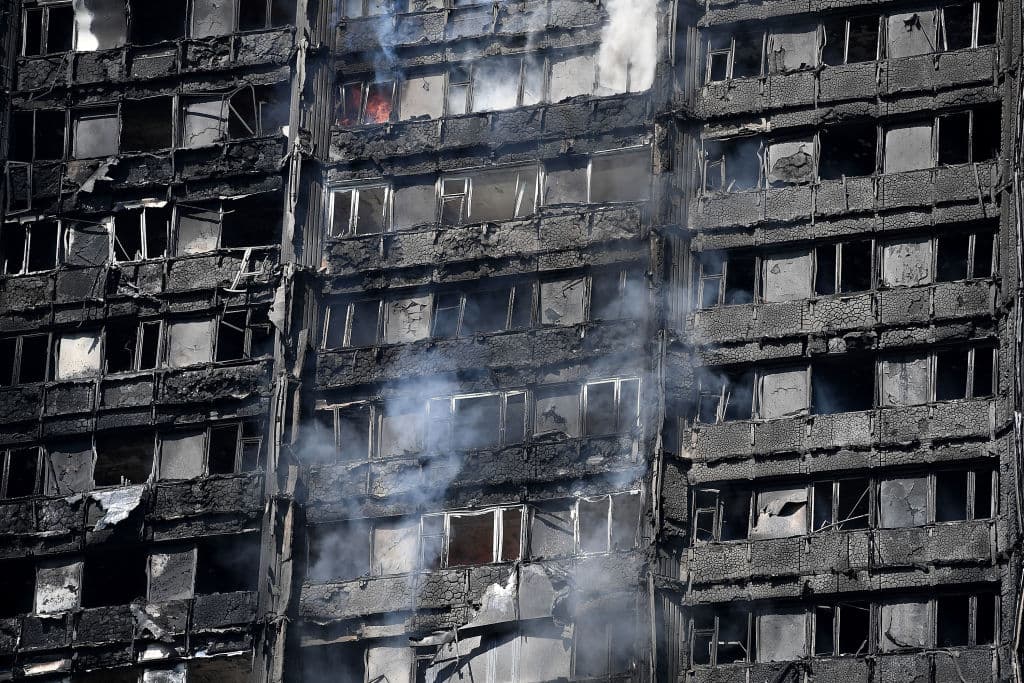 Una triste imagen a media mañana en Londres que retrata los estragos causados por el poderoso incendio de la torre residencial Grenfell, en el oeste de la ciudad.