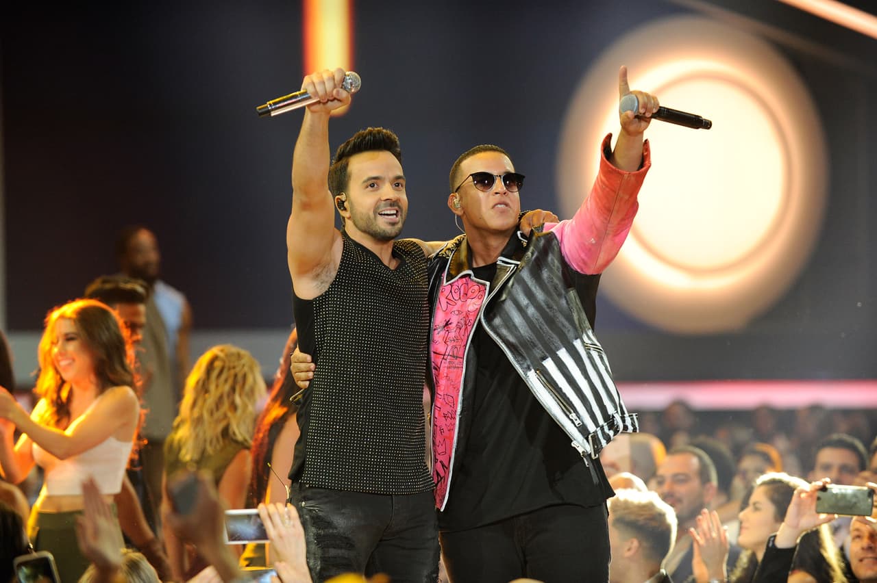 Los cantates Luis Fonsi y Daddy Yankee se unirán al selecto grupo de artistas latinos que se han presentado en el escenario de los premios GRAMMY, que este 28 de enero celebrará su gala número 60.
