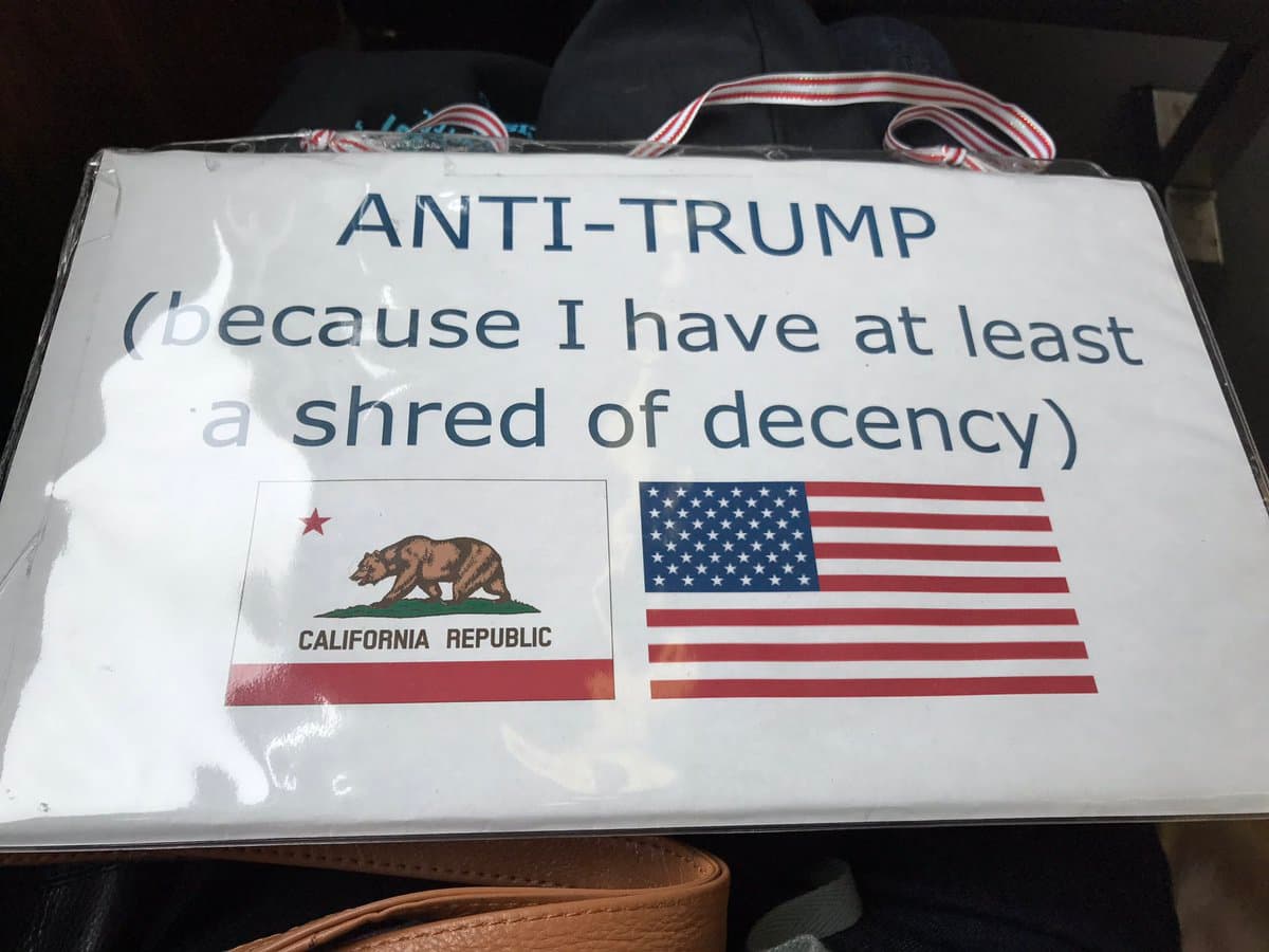 Manifestante en San Francisco que se proclamó anti-Trump porque dice tener al menos un poco de decencia.