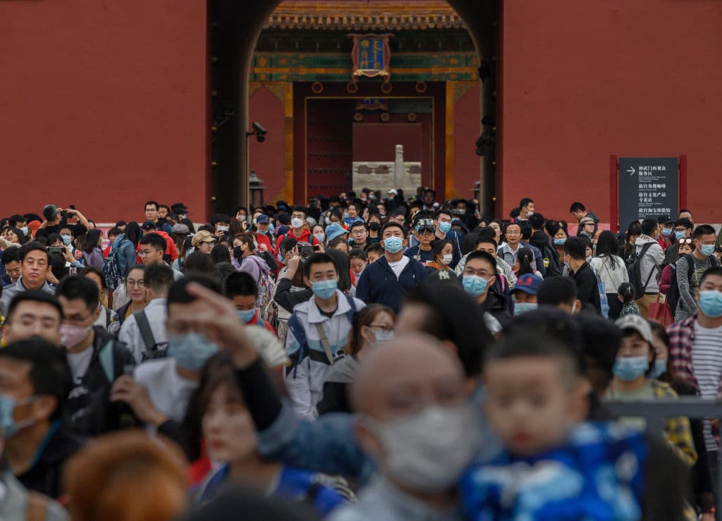 Unas 550 millones de personas están de viaje en esta 'Semana Dorada' en China, en donde los casos de coronavirus siguen siendo bajos, a pesar de tener tantos habitantes y de haber sido el país en donde se originó el primer brote. Sin embargo, las autoridades mantienen la vigilancia y están preocupadas por una segunda ola de infecciones, que puede unirse con la temporada de gripe.