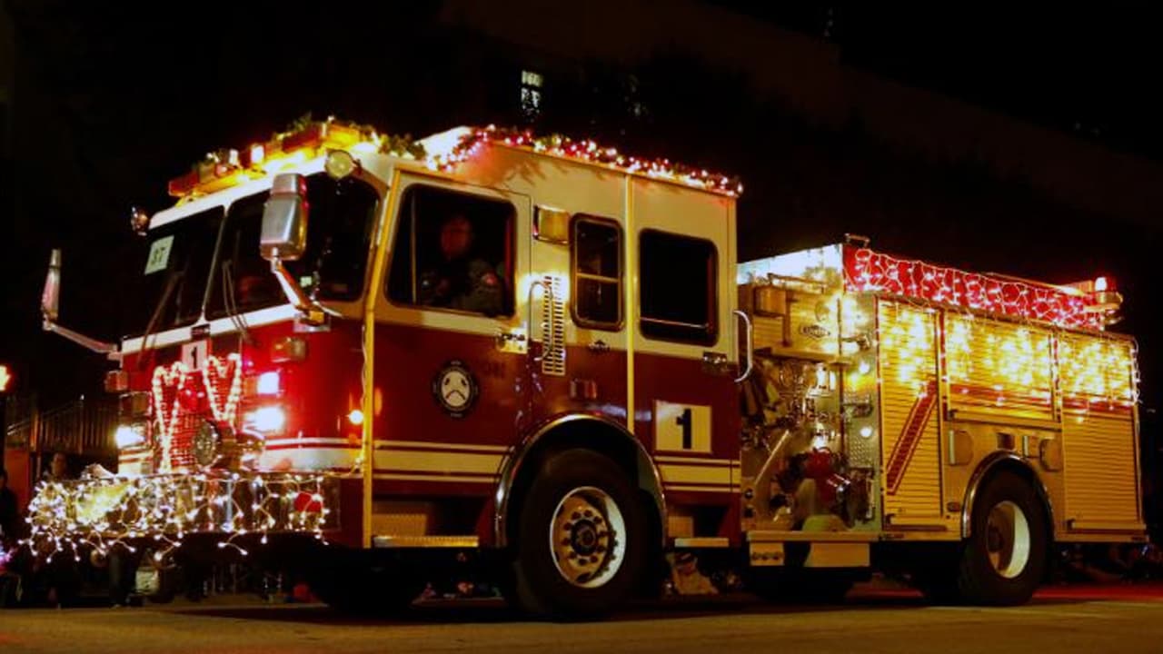 <b>Downtown Arlington Parade </b>
<br>Luces, música y celebración, Arlington recibe la navidad con este gran evento para toda la familia. 
<br>📍
<b>Tarrant: </b>Levitt Pavilion Arlington, 100 W Abram Street, Arlington. 
<br>📆Sábado 10 de diciembre desde las 6 de la tarde. 
<br>👉🏻Para conseguir más información, visita su página web: 
<a href="https://holidaylightsparade.com/" target="_blank">holidaylightsparade.com</a>