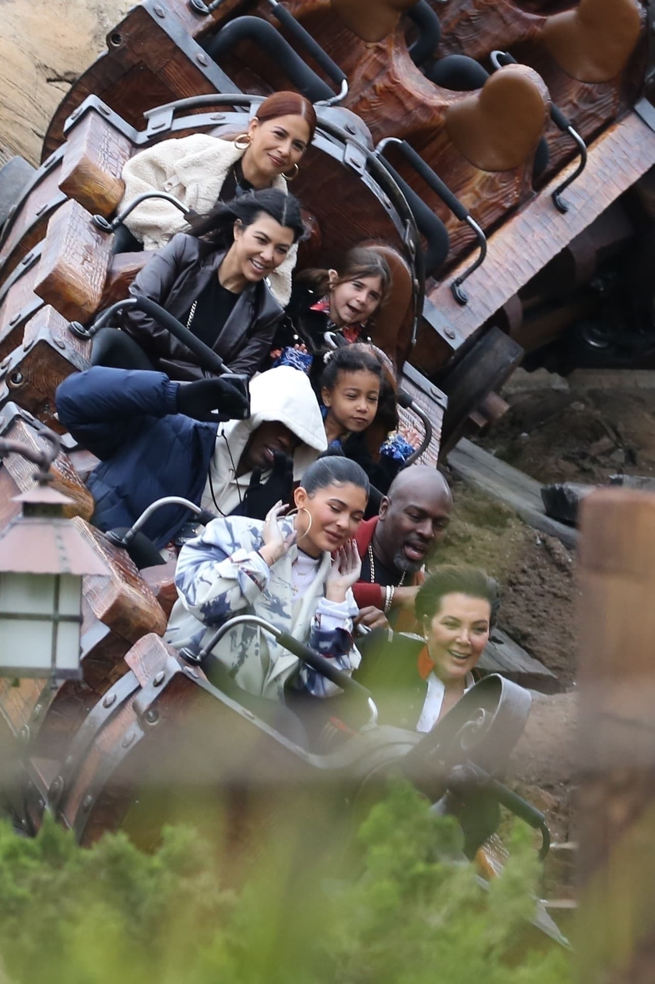 Lo que no está cerca, según los informantes, es que el rapero y la empresaria se reconcilien o que vuelvan a vivir juntos: "Parece que 
<b><a href="https://www.univision.com/famosos/travis-scott-da-costoso-y-original-regalo-de-cumpleanos-a-kylie-jenner-y-asi-lo-presumio-fotos" target="_blank">ni siquiera está sobre la mesa</a> </b>en este momento", señaló el portal.