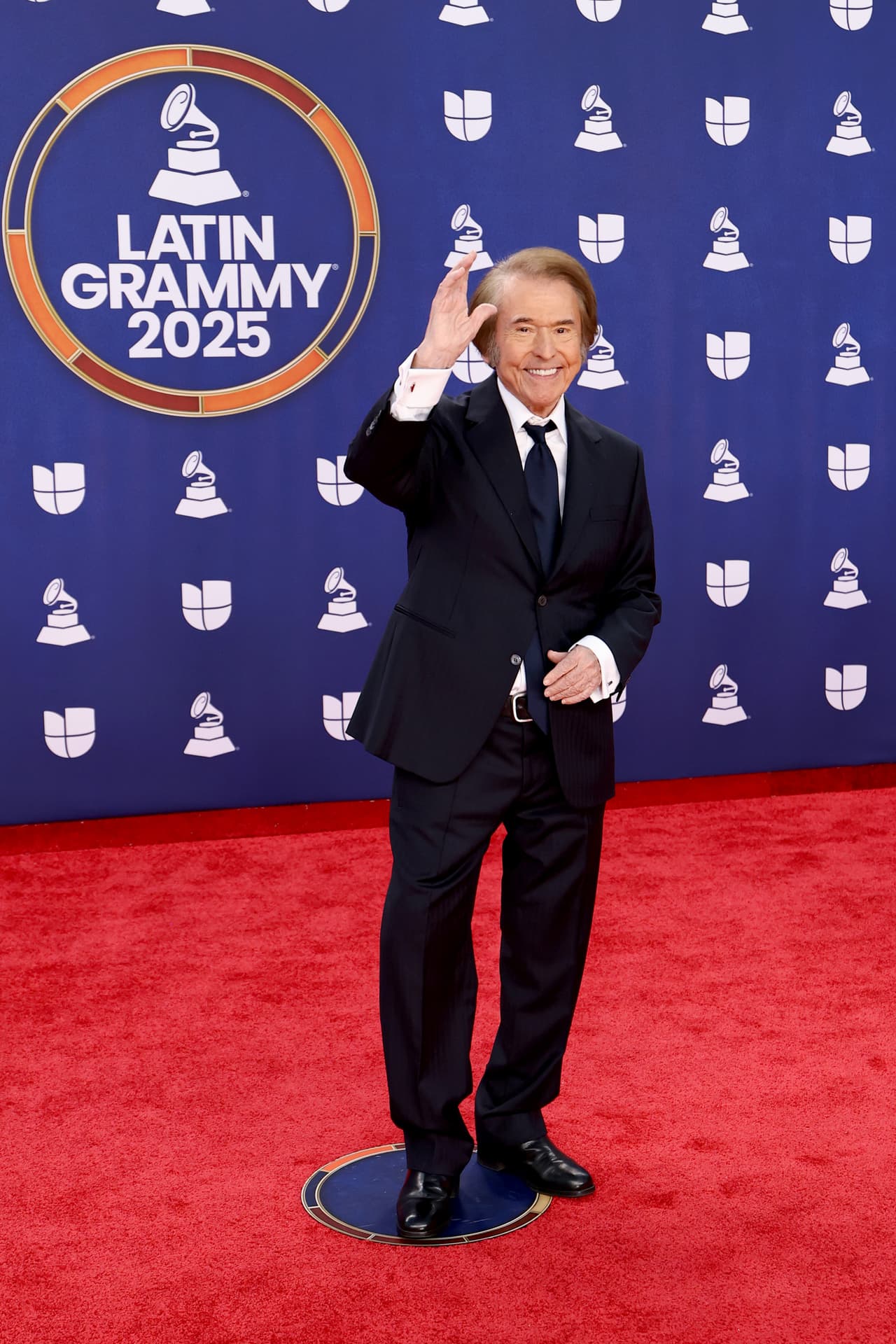 La Persona del Año, Raphael, llegando a la alfombra tras vivir un noche llena de reconocimientos.
