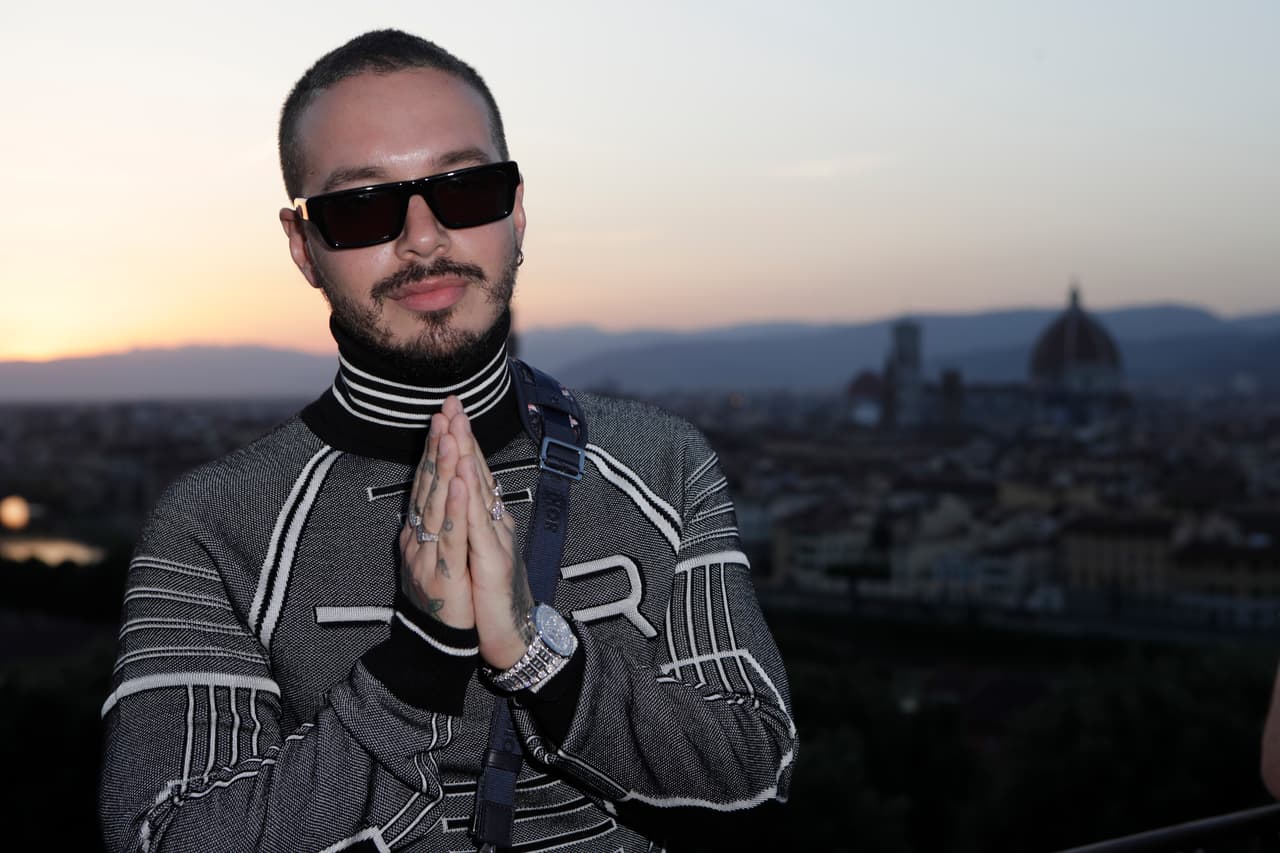 J Balvin, quien actualmente está nominado a siete Premios Juventud, acaba de lanzar al mercado el álbum 'Oasis', que grabó con Bad Bunny.