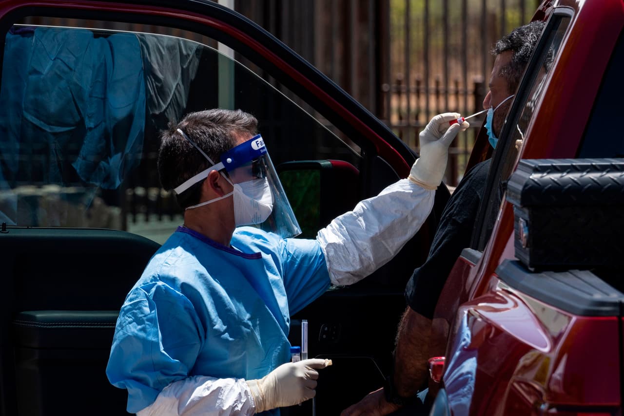 Según indicó Abbott, el programa “Pharmacy Partnership for Long-Term Care” busca 
<a href="https://www.univision.com/local/austin-kakw/gobernador-de-texas-greg-abbott-anuncia-la-distribucion-inicial-de-la-vacuna-contra-el-coronavirus">vacunar a los residentes y al personal de los centros de atención</a> a largo plazo contra el covid-19.
<br>