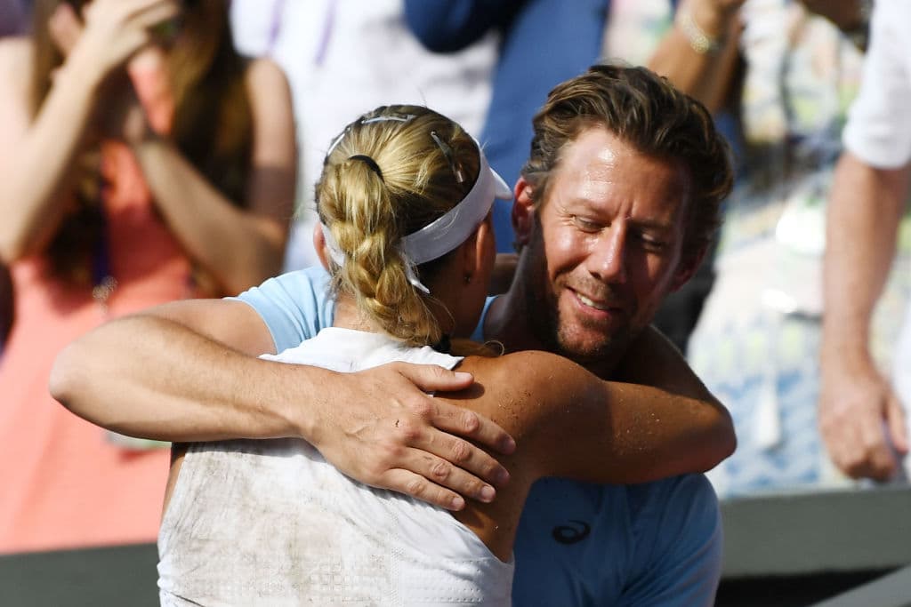 La felicitación del entrenador belga Wim Fissette, a su dirigida, la campeona Angelique Kerber.