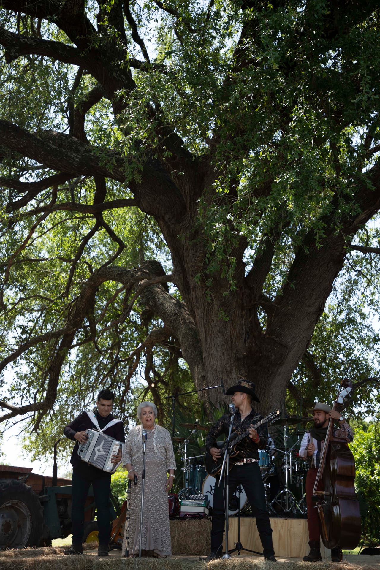 Su sueño se hizo realidad gracias a su nieto Jorge Loayzat, fundador del 
<b><a href="https://www.facebook.com/Buyuchek/" target="_blank">grupo norteño Buyuchek.</a></b>
<br>