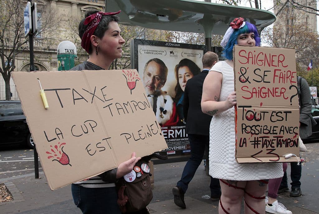 En la última década, mujeres de todo el mundo han salido a las calles a
<b>pedir impuestos reducidos</b> para los productos menstruales al tratarse de productos de primera necesidad. En la imagen, una manifestación en Francia. "Tasa para el tampón, la copa está llena", dice una de las pancartas.