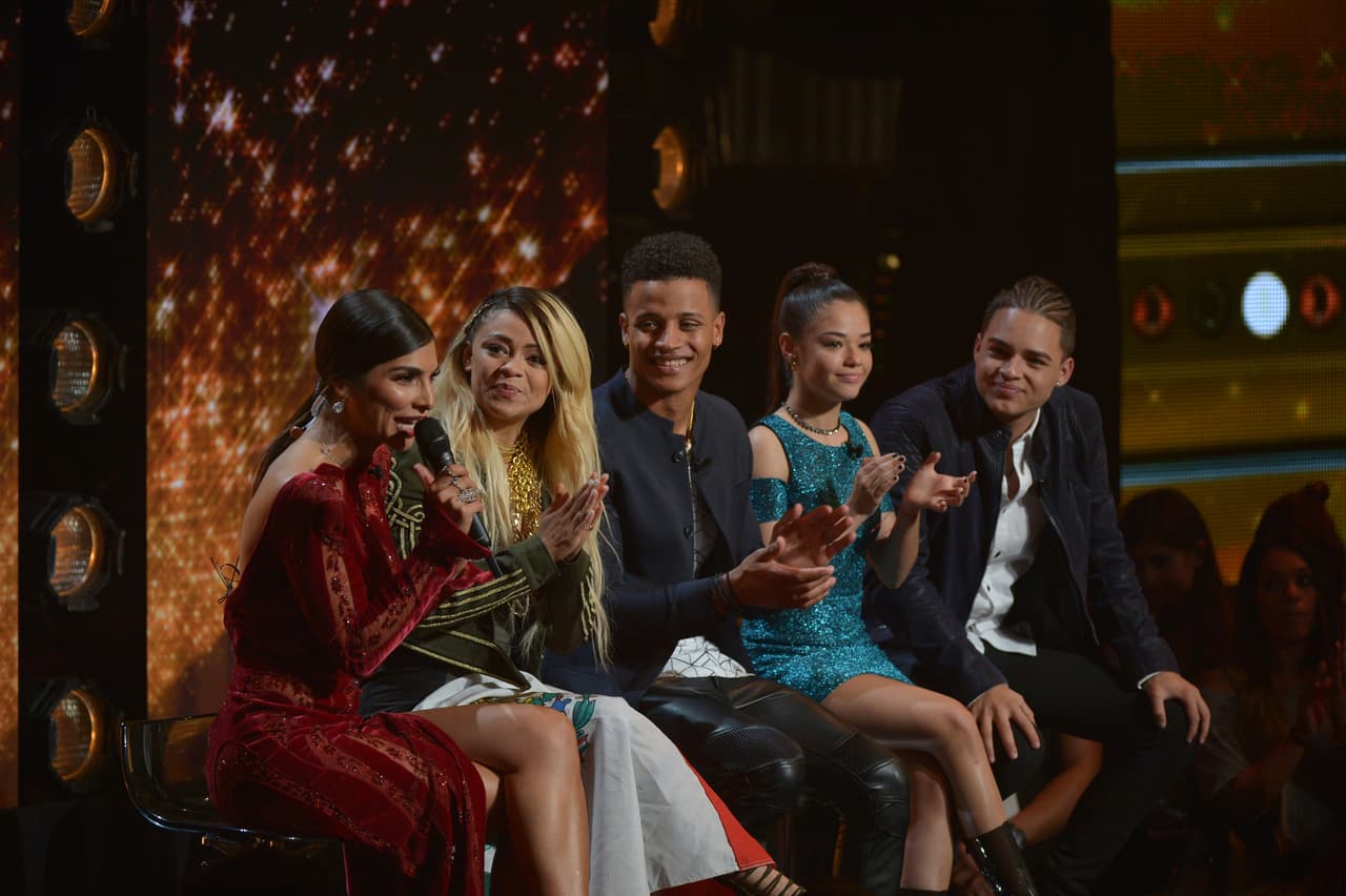 Alejandra platicó unos momentos con los cuatro chicos... pero faltaba uno.