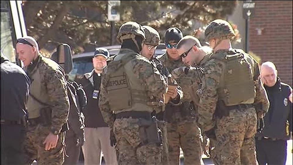 Autoridades continúan con la búsqueda del sospechoso del tiroteo en el centro educativo.