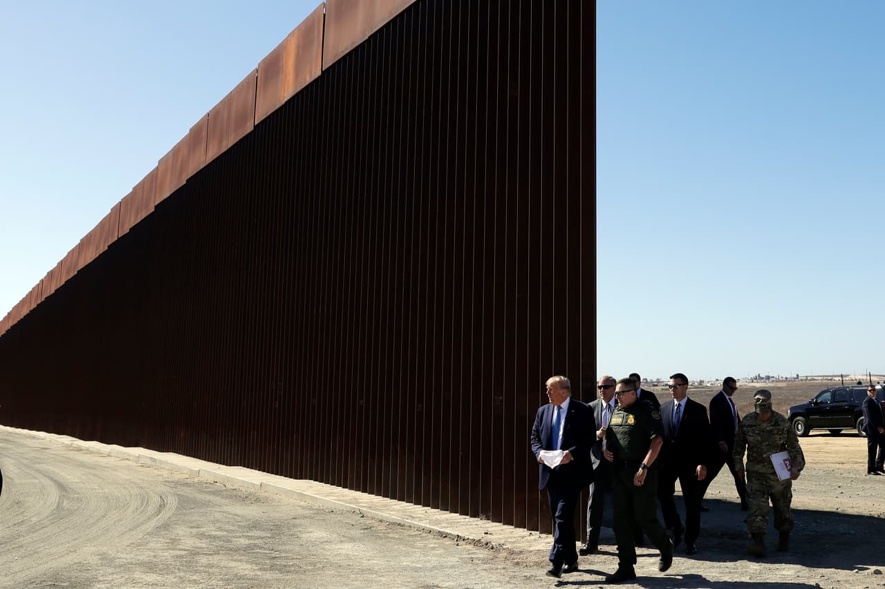 Entre ingenieros del Ejército, funcionarios de Seguridad Nacional, constructores y agentes de la
<a href="https://www.univision.com/temas/patrulla-fronteriza">Patrulla Fronteriza</a>, Trump alabó el muro, calificándolo como un
<b> "proyecto increíble"</b> y destacando sus características.