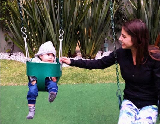 "¡¡Amo ver tus primeras veces de todo!! TE AMO. Primera vez en un columpio", se lee en la misma red social.