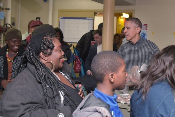 Los Obama llevaron comida a los necesitados