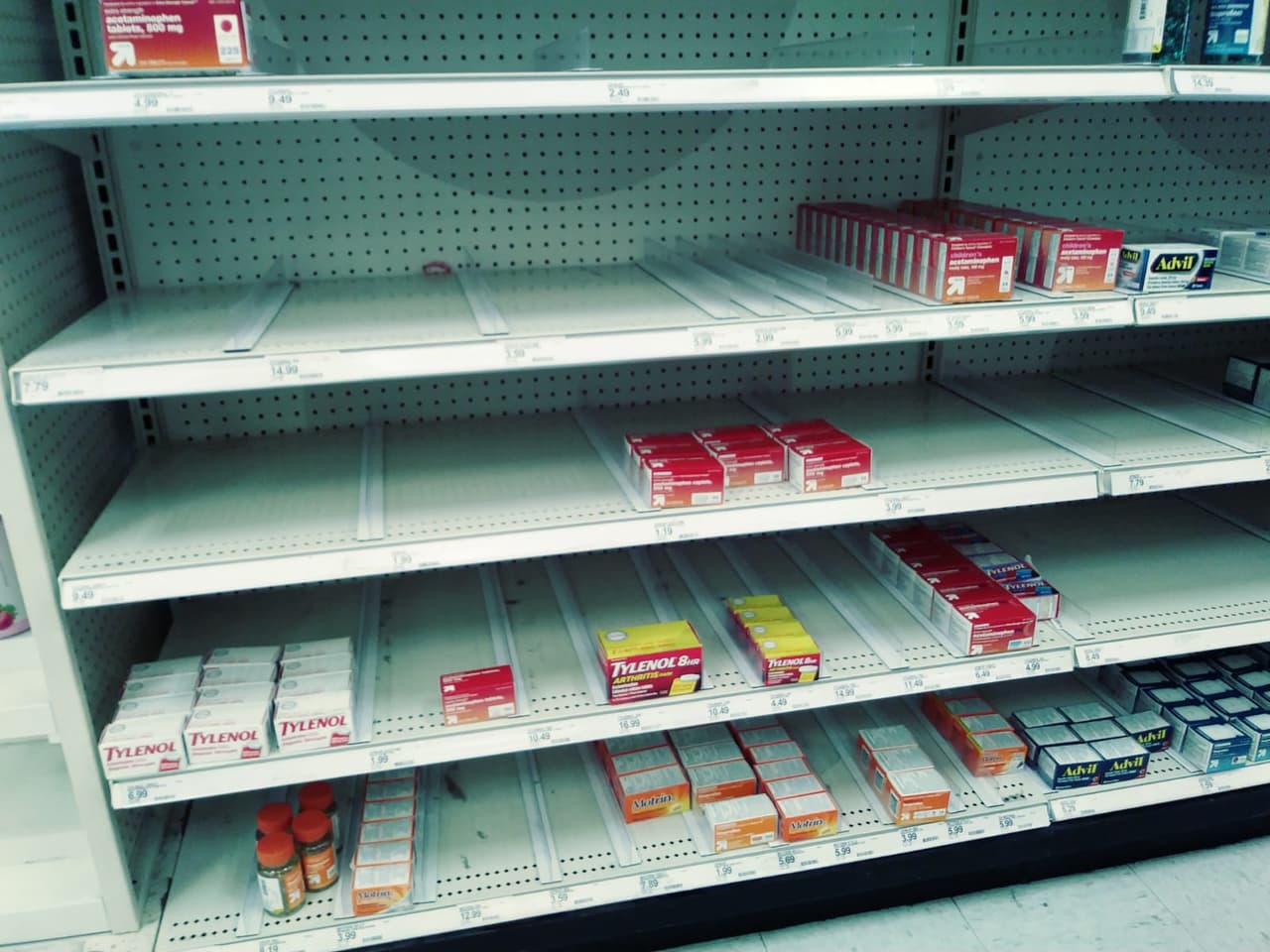 Esta reacción de compra en masa es un fenómeno que puede ocurrir cuando se percibe la llegada potencial de una crisis o una emergencia: similar a la preparación ante una eventual tormenta tropical u otro desastre natural.