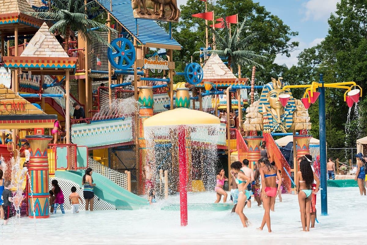 <b><a href="https://www.camelbackresort.com/waterparks/camelbeach-tickets-passes/?utm_source=google&utm_medium=cpc&utm_campaign=camelback_branded&utm_content=camelbeach&utm_source=google&utm_campaign=Camelback_Branded&utm_medium=ad&utm_content=Camelbeach&utm_content=602083814106&gclid=CjwKCAjwu5yYBhAjEiwAKXk_eCM0VVF17f1si2WCE7rupW7JB3heKz8rOwdPg-QZajBTYKWEjzWeLhoC2N8QAvD_BwE">Camelbeach Mountain Waterpark</a>.</b> El parque acuático al aire libre Camelbeach, ubicado en las hermosas montañas Pocono, ofrece diversión apasionante para toda la familia. Cuenta con más de 37 toboganes y atracciones. Camelbeach es el parque acuático más grande de Pensilvania.
<br>
<br>
<b><a href="https://uci-my.sharepoint.com/personal/msorto_univision_net/Documents/Camelbeach%20Mountain%20Waterpark">Cómo llegar</a></b>