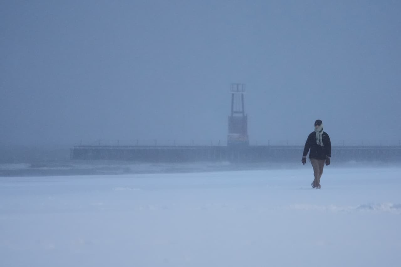 Tormenta de nieve en fin de semana de Thanksgiving deja 500 accidentes y decenas de vuelos cancelados en Chicago