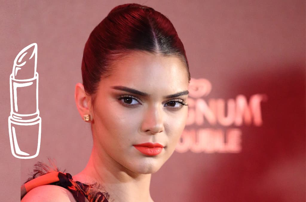 Kendall Jenner nos dio otra lección de estilo. La actriz mantuvo el maquillaje en su piel ligero y optó por enfatizar sus labios con un tono de lipstick naranja rojizo. Las sombras marrones enmarcaron su mirada juntó con una ligera capa de máscara de pestañas. El pelo recogido hace que se vea muy arreglada, así que si tienes algún evento de gala imita este recogido que inicia con raya en medio al frente.