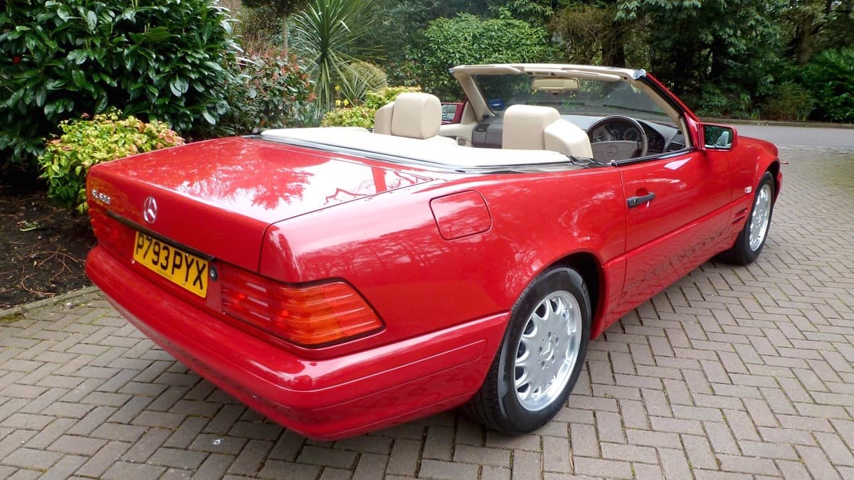 Después de 20 años guardado en un lujoso garaje londinense este Mercedes-Benz SL 500 de 1996 luce también como el primer día.