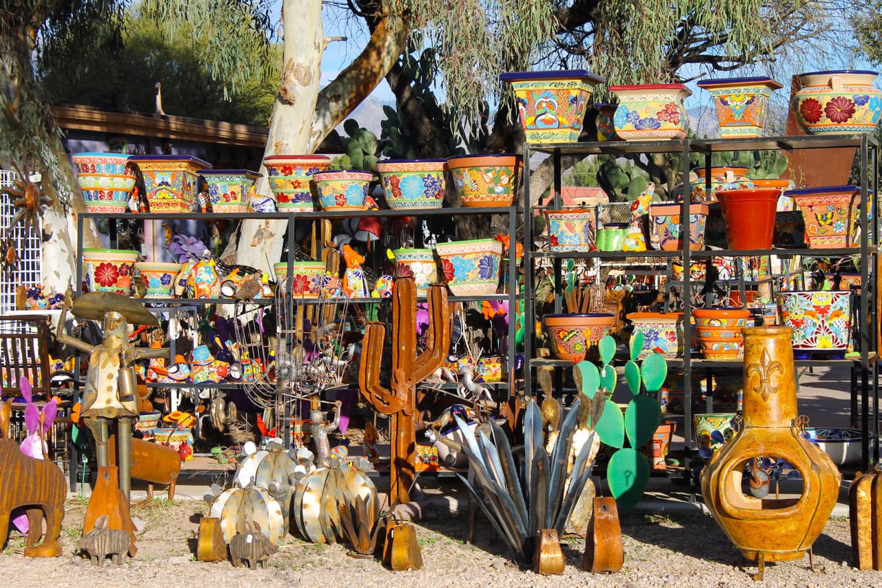 Tubac encuentra enclavada entre las sierras de Tumacacori y Santa Rita, que cuenta con tiendas únicas, galerías, bellas artes y museos.