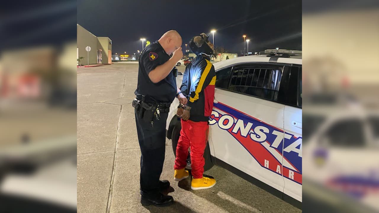 La mercancía robada fue recuperada y devuelta al negocio y los detenidos están en la cárcel del condado Harris.