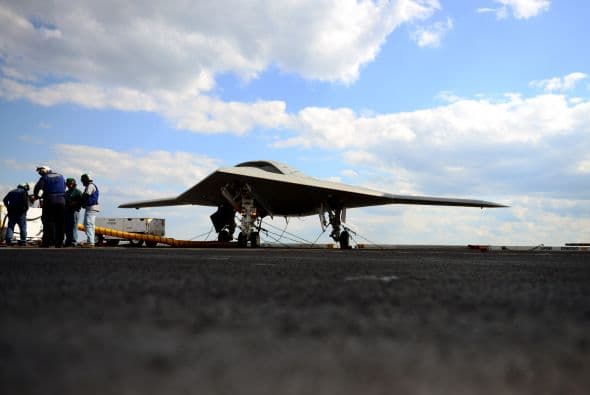 Aunque algunos modelos de aviones teledirigidos actuales, como el X-47B, conservan algún nivel de supervisión en las decisiones sobre el uso de la fuerza letal, el grupo pronosticó el posible desarrollo en unas décadas de armas totalmente autónomas que seleccionen y ataquen a sus objetivos sin la intervención humana. (Con información de AP)