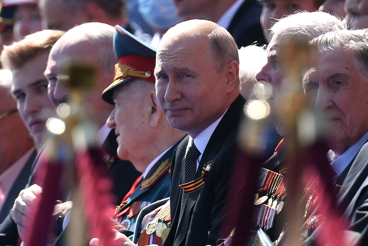 El presidente Putin dijo que "cuesta incluso imaginar cómo habría sido el mundo si el Ejército Rojo no hubiera salido a defenderlo". El desfile tuvo lugar justo antes del referéndum constitucional que busca particularmente dar al actual jefe del Estado la posibilidad de
<a href="https://www.univision.com/noticias/mundo/diputados-rusos-aprueban-reforma-constitucional-que-permite-a-putin-mantenerse-en-el-poder-hasta-2036">permanecer en el poder hasta 2036, cuando cumplirá 84 años. </a>