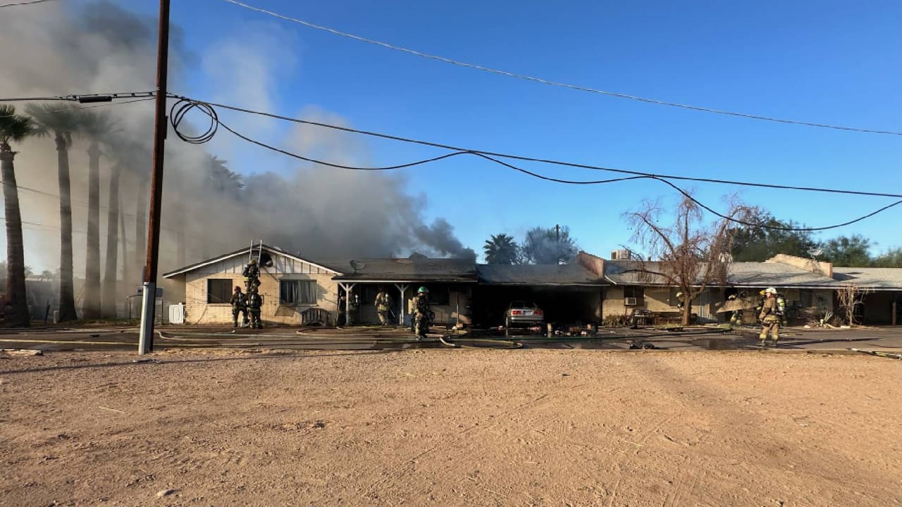 Las cuadrillas rápidamente tendieron mangueras y trabajaron para controlar el fuego. Afortunadamente todos los residentes salieron a tiempo de sus casas.