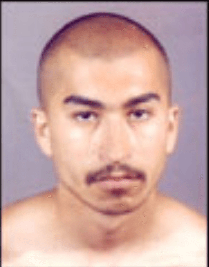 <a href="https://www.lapdonline.org/all_most_wanted/most_wanted_view/12827" target="_blank">Frederico Guadalupe Estrada</a> es buscado por asesinato sin motivo aparente. El ataque de Estrada ocurrió en Plaza Del Amo, en el área de Harbor, en mayo del 2000.