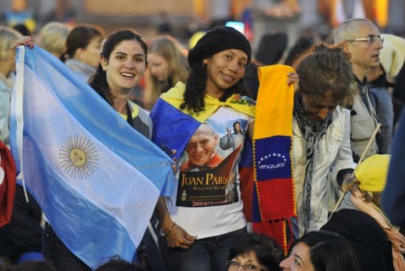 Peregrinos sudamericanos de Argentina y Venezuela presentes en la ceremonia de canonización de los papas Juan XXIII y Juan Pablo II. El continente joven se convirtió en el futuro de la Iglesia Católica.