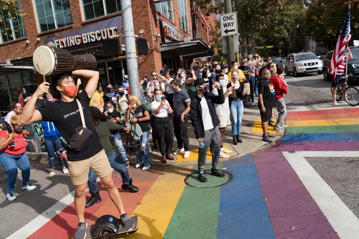 Simpatizantes de Joe Biden y Kamala Harris se reunieron este sábado en el centro de Atlanta para celebrar la victoria electoral.