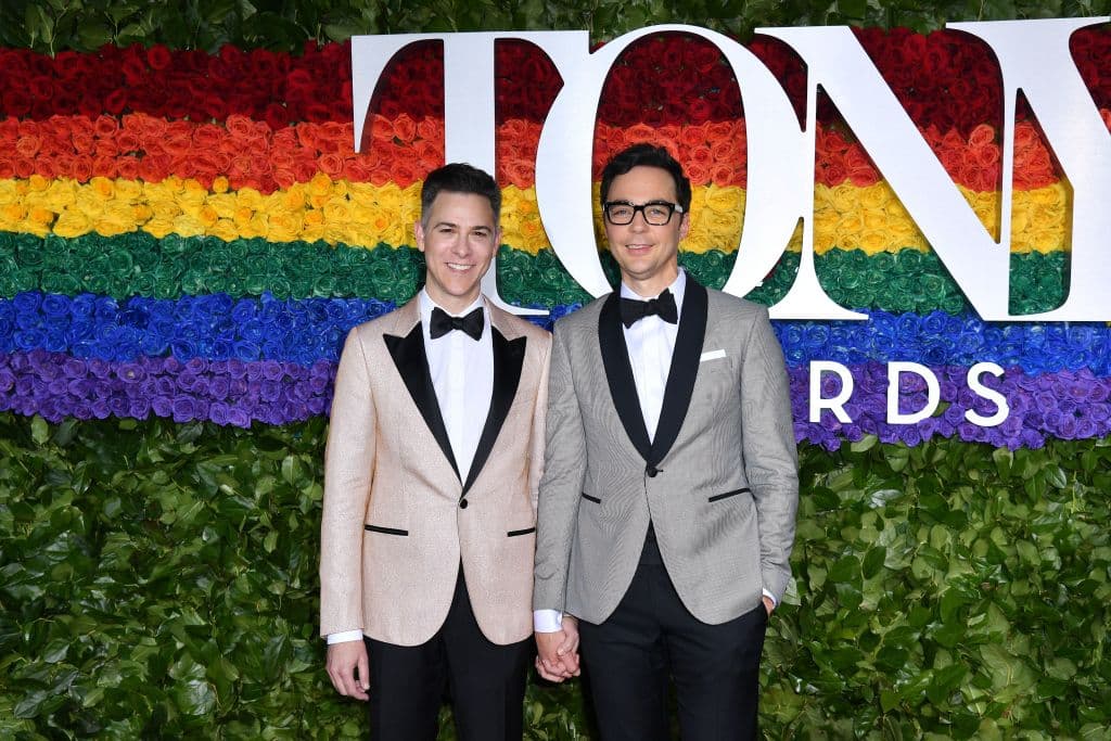 También protagonizó 'Hollywood' y 'The Boys in the Band', además de que es el productor de varios proyectos, como 'Call Me Kat' de Mayim Bialik. Parsons está casado con Todd Spiewak desde mayo del 2017.