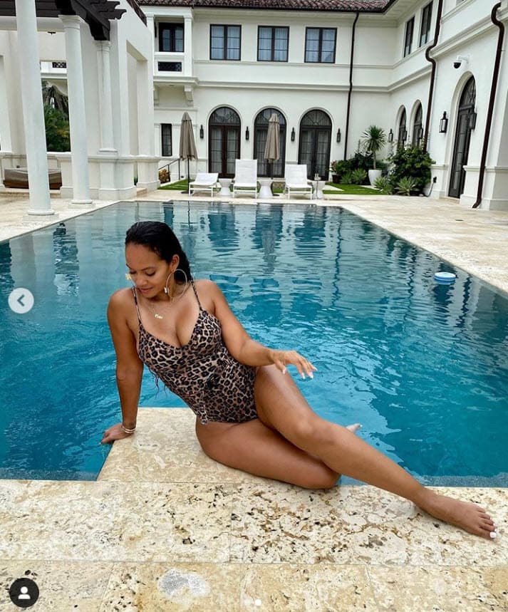 En una de ellas aparece junto a la piscina y de fondo se ven las ventanas que tienen el mismo diseño que las que aparecen en el video de Marc Anthony.
<br>