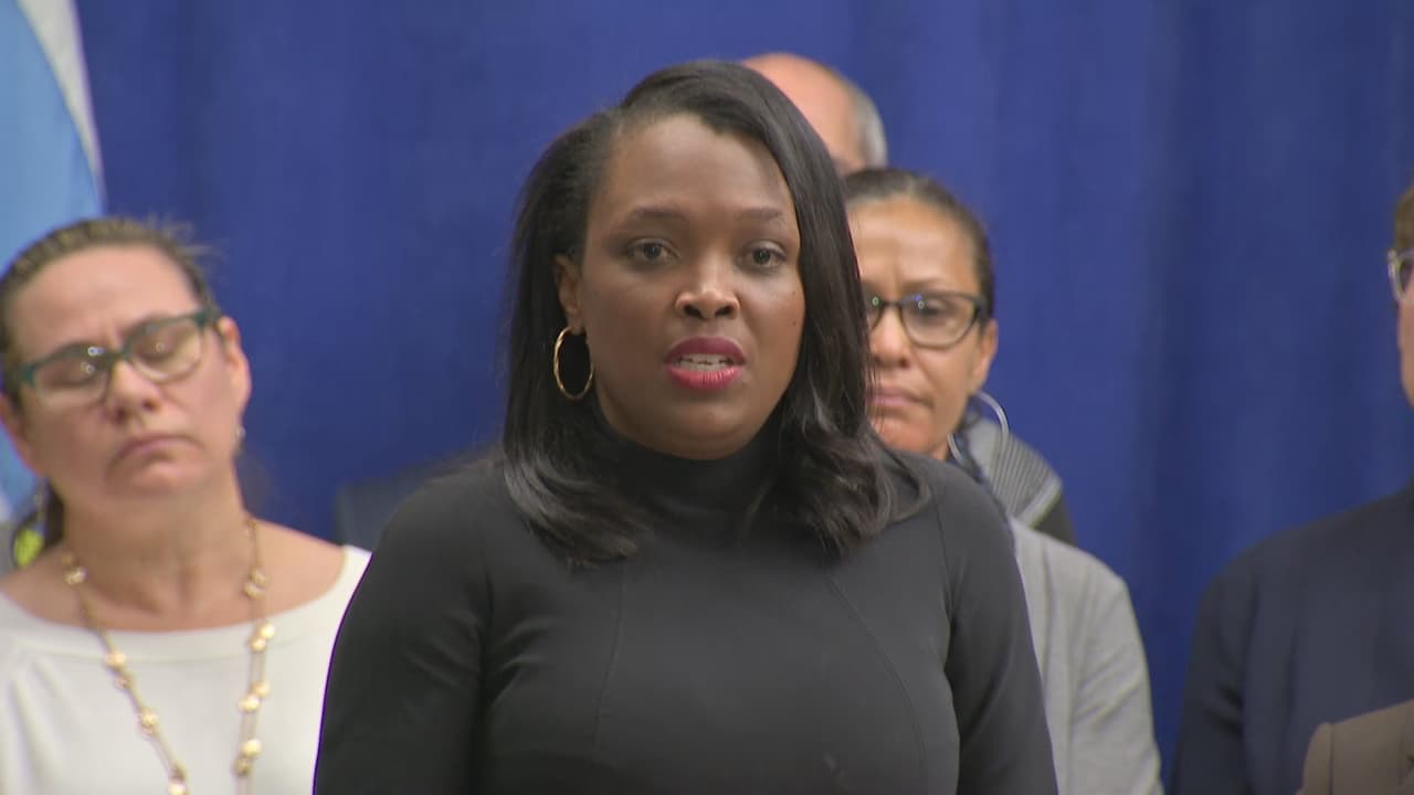 La alcaldesa Lori Lightfoot tuvo la oportunidad de tomarse fotos con niños que estaban pasando su primer día de huelga en YMCA, en la 1834 norte de la avenida Lawndale en Humboldt Park. Junto a la jefa de CPS, Janice Jackson, la alcaldesa se sentó en una mesa con niños.