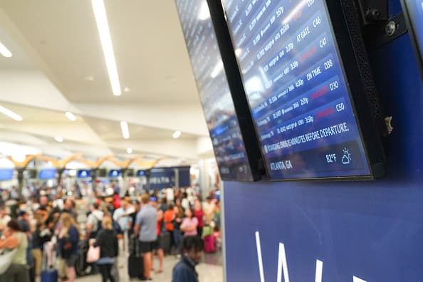 ATLANTA, GEORGIA - 20 DE JULIO: La gente hace fila en el Aeropuerto Internacional Hartsfield-Jackson el 20 de julio de 2024 en Atlanta, Georgia. Tras la interrupción global de TI de ayer, la gente sigue teniendo problemas para navegar en los viajes aéreos, encontrar su equipaje y volver a reservar vuelos que habían sido cancelados. (Foto de Megan Varner/Getty Images) Crédito: Getty Images.