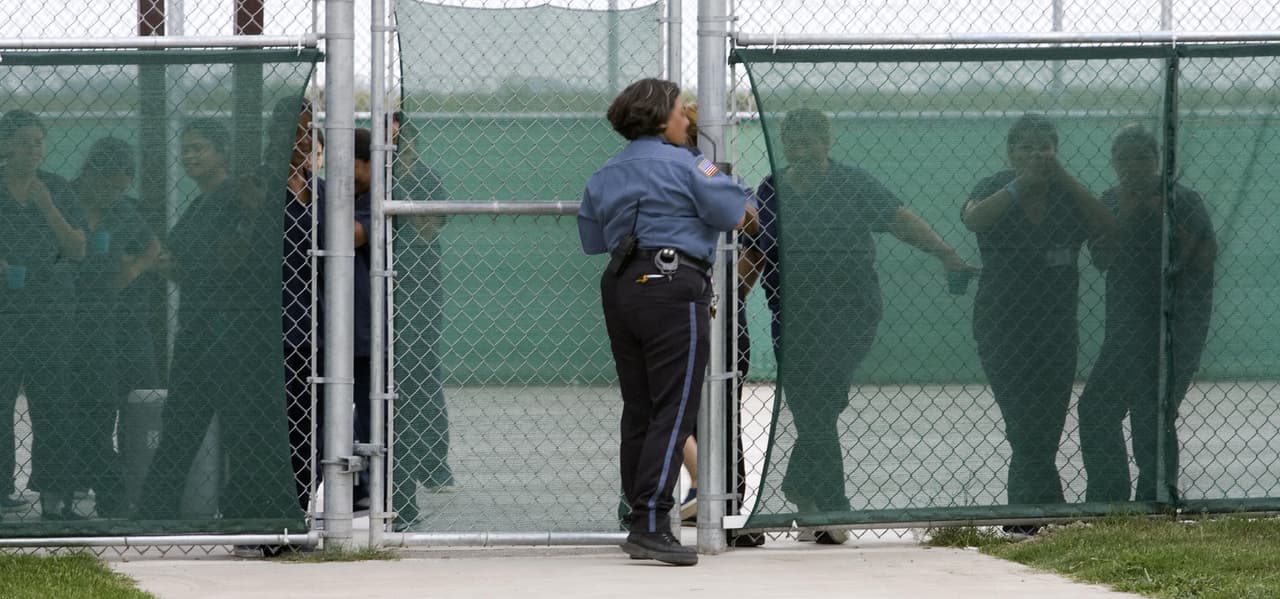 El fallo emitido por el panel incluye a toda persona que lleva detenida por más de seis meses.