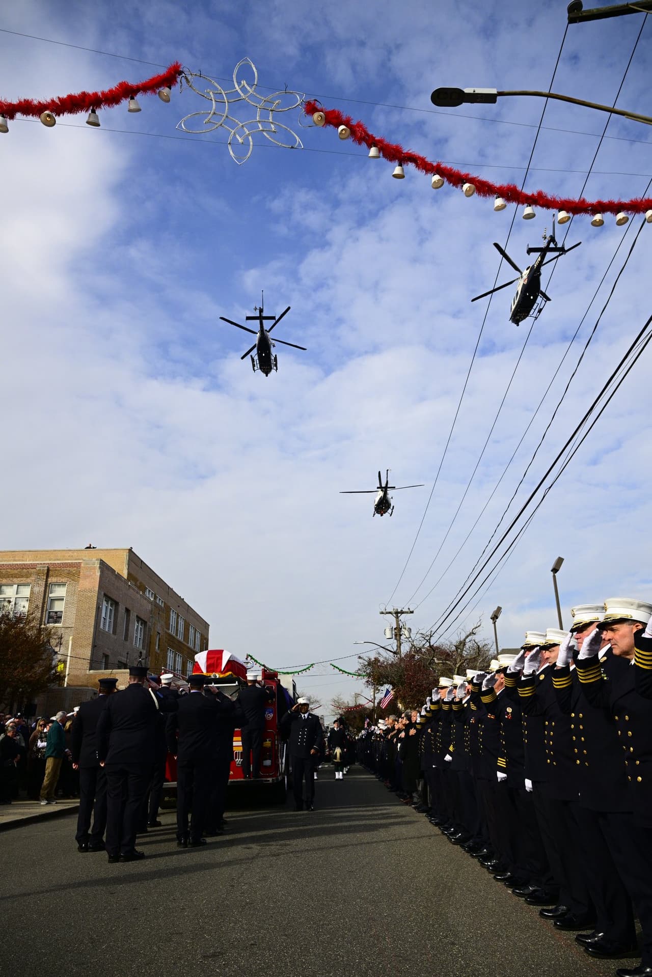 Durante la misa, gaiteros del NYPD y Suffolk Police acompañaron la ceremonia, mientras el capellán Peter Purpura encabezó el servicio religioso. El comisionado Robert Tucker elogió su valor y 
<b>anunció un ascenso póstumo al rango de teniente</b> en reconocimiento a su compromiso con el FDNY.
