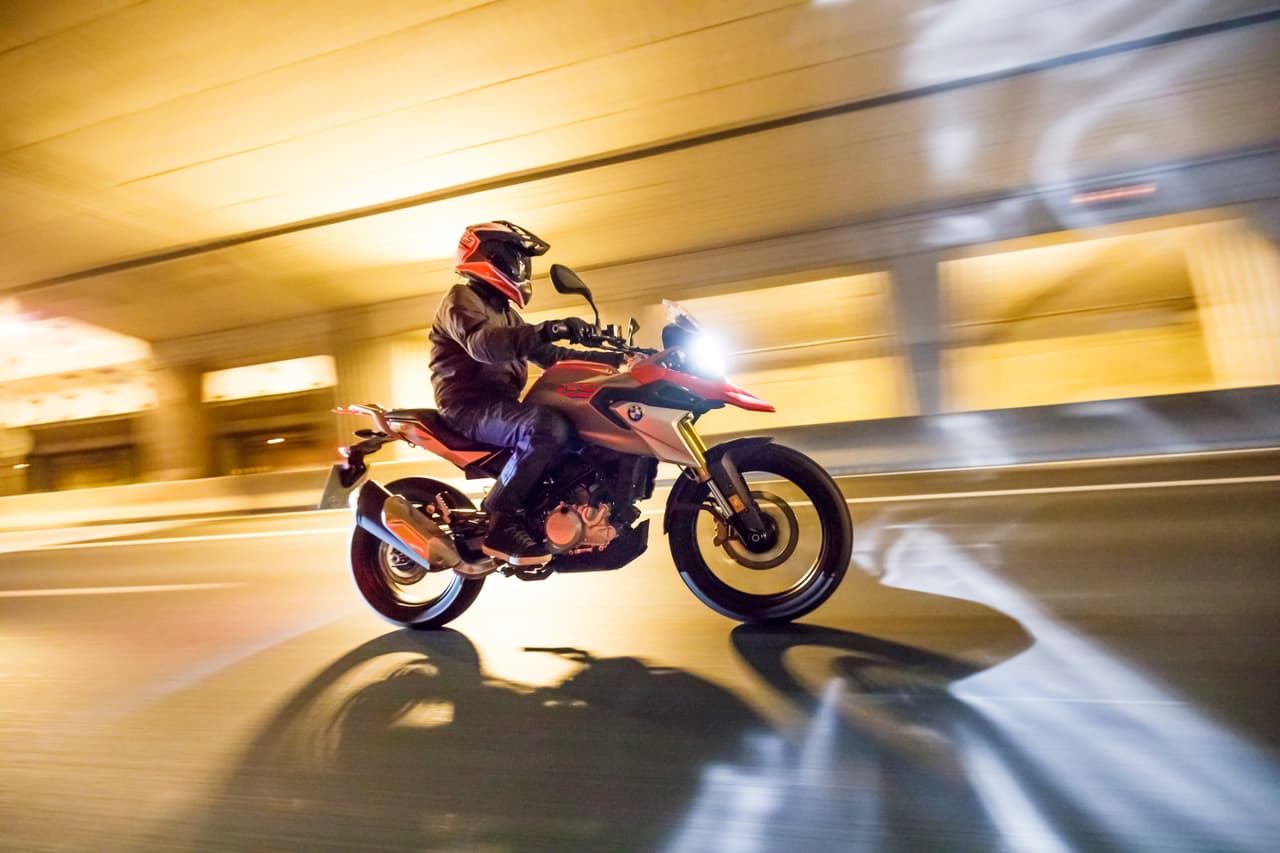 Además, su fabricación se lleva a cabo en la India, colaborando significativamente para la reducción de costos y BMW se ha asegurado de que la calidad de esta moto no fuera sacrificada.