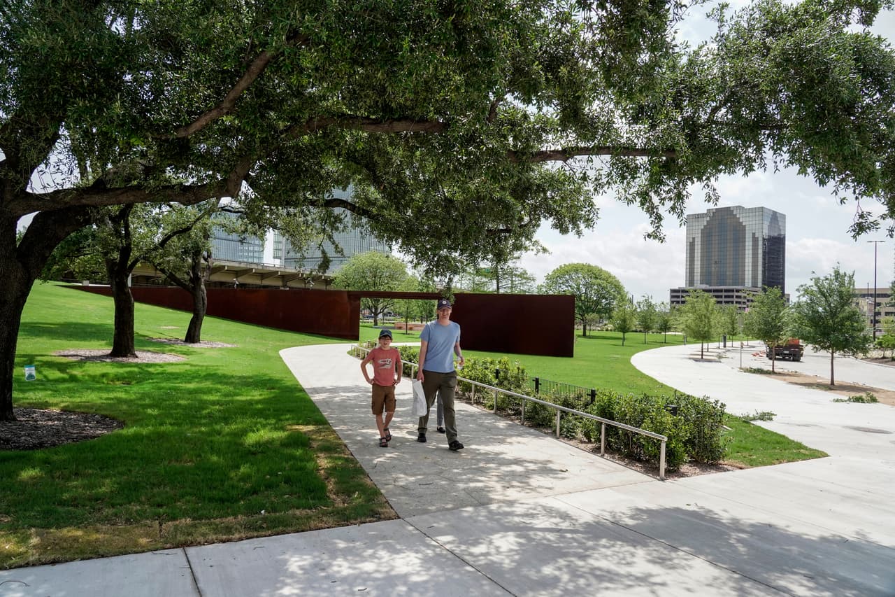 Este parque integra diseños de esculturas, “Desde el arte público hasta la impresionante iluminación nocturna, este parque agrega algo especial al paisaje de Dallas”, dijo John Jenkins, director del Departamento de Parques y Recreación de Dallas.