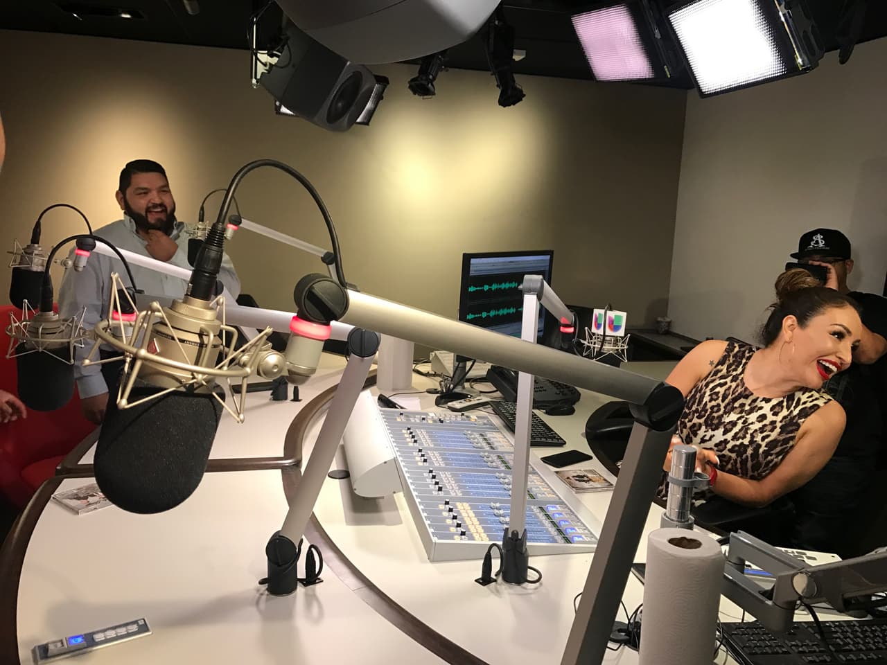 El Compa Ivan, El Tambochi y La Bronca se tomaron fotos, cantaron y hablaron de todo un poco con el compositor sinaloense.